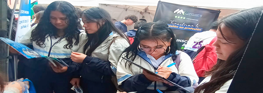 UNINCOL impulsa el futuro académico de los jóvenes en la feria universitaria de Cota